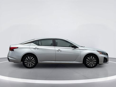 Used 2024 Nissan Altima 2.5 SV FWD image 7