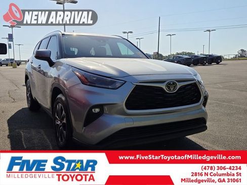 Used 2021 Toyota Highlander XLE FWD image 1