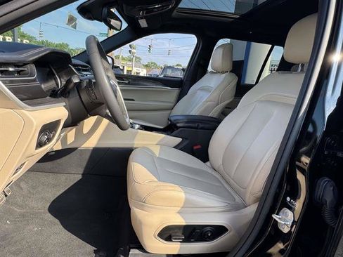 Used 2023 Jeep Grand Cherokee Limited w/ Luxury Tech Group II AWD/4WD image 8