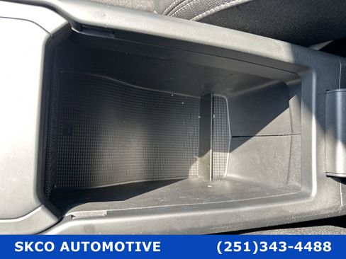 Used 2020 Volvo XC40 T5 Momentum image 24