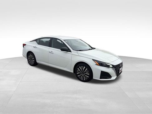 Used 2025 Nissan Altima 2.5 SV FWD image 8