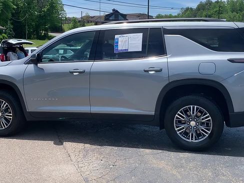 Used 2025 Chevrolet Traverse LT FWD image 4