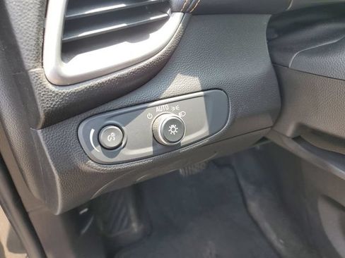 Used 2018 Chevrolet Trax LT w/ LT Convenience Package FWD image 17