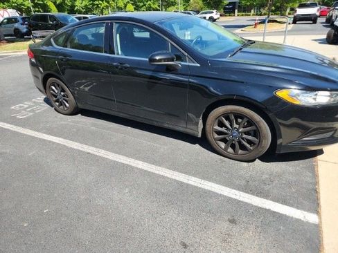 Used 2017 Ford Fusion SE w/ Fusion SE Technology Package FWD image 6