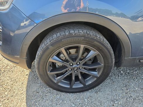 Used 2018 Ford Explorer XLT w/ Equipment Group 202A AWD/4WD image 3
