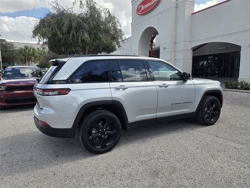 Certified 2025 Jeep Grand Cherokee Limited w/ Black Appearance Package image 13