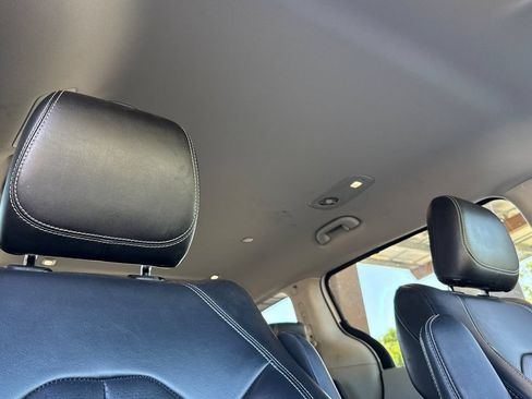 Used 2023 Chrysler Pacifica Touring-L FWD image 25
