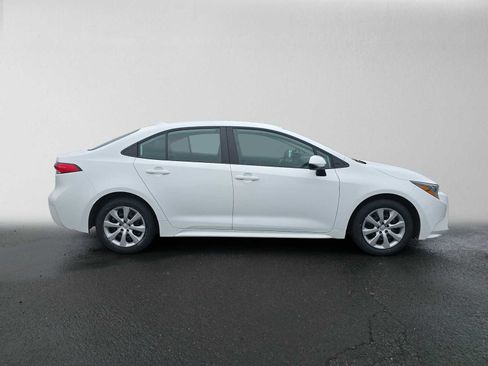 Used 2025 Toyota Corolla LE FWD image 2
