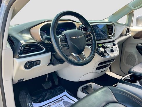Used 2018 Chrysler Pacifica Touring-L Plus FWD image 9