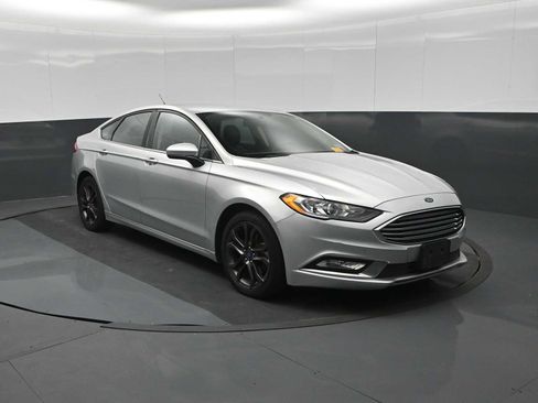 Used 2018 Ford Fusion SE w/ Equipment Group 201A FWD image 2