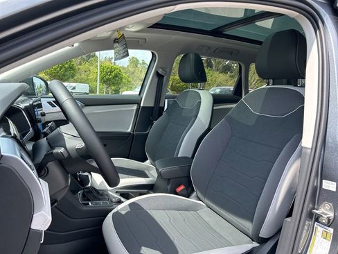 Used 2025 Volkswagen Taos SE image 14