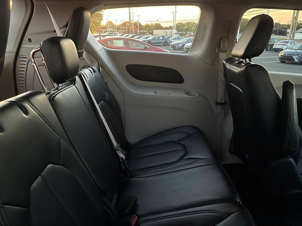 Used 2023 Chrysler Pacifica Touring-L FWD image 25