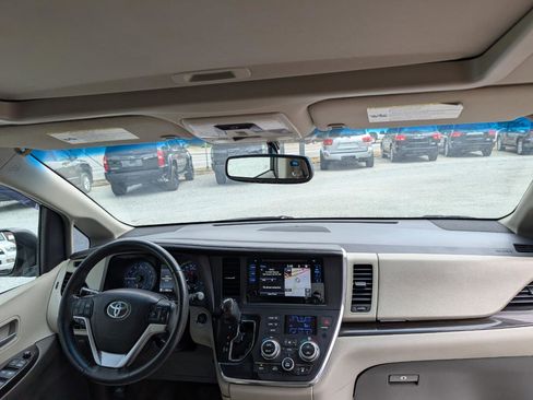 Used 2015 Toyota Sienna XLE Premium FWD image 17