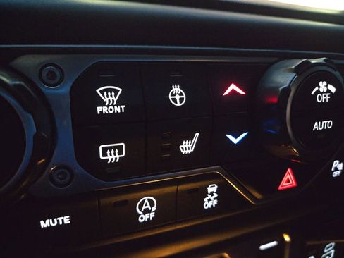 Used 2022 Jeep Gladiator Overland image 21