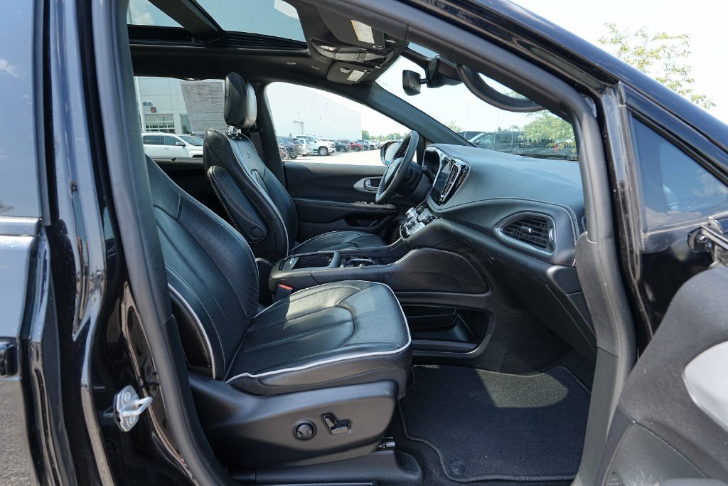 Used 2025 Chrysler Pacifica Limited FWD image 22