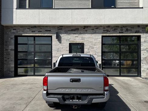 Used 2017 Toyota Tacoma TRD Sport AWD/4WD image 4