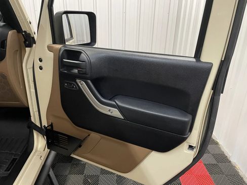 Used 2011 Jeep Wrangler Unlimited Rubicon w/ Connectivity Group AWD/4WD image 50
