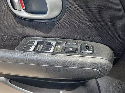 Used 2017 Kia Soul + FWD image 25