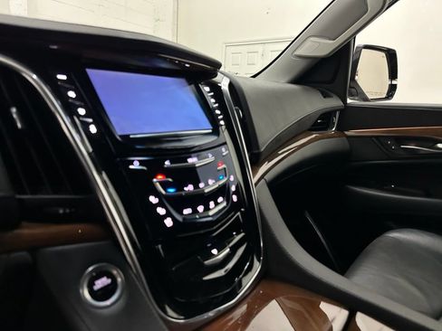 Used 2017 Cadillac Escalade ESV Luxury AWD/4WD image 30