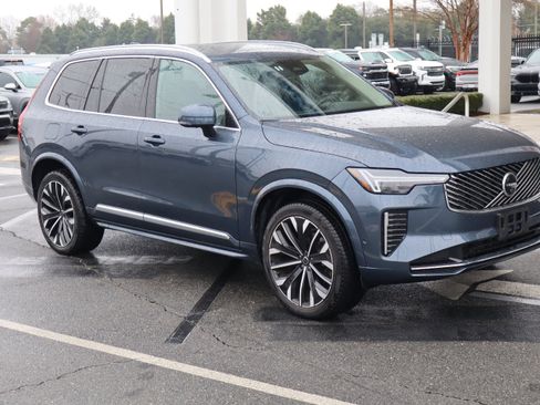 Certified 2025 Volvo XC90 B6 Plus image 2