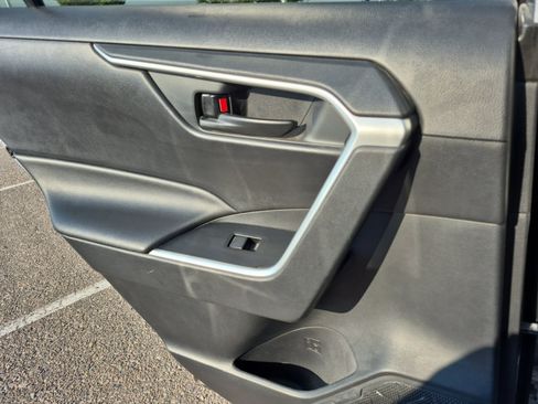 Used 2020 Toyota RAV4 LE AWD/4WD image 19