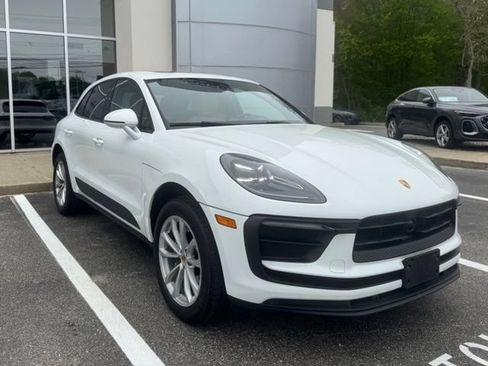Used 2025 Porsche Macan AWD/4WD image 1