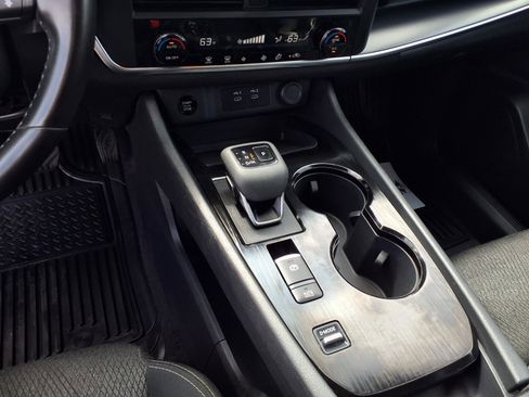 Used 2025 Nissan Rogue SV FWD image 7