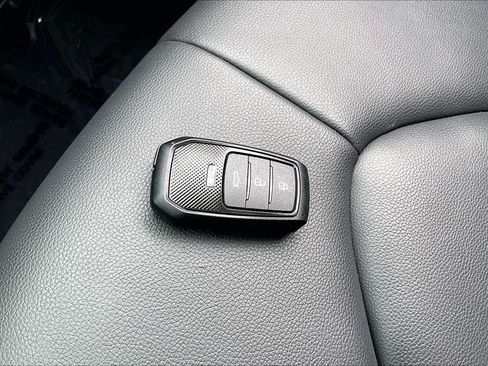 Used 2021 Toyota Highlander XLE AWD/4WD image 15