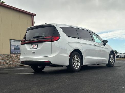 Used 2023 Chrysler Pacifica Touring-L FWD image 46