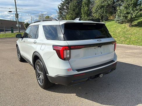 Used 2027 Ford Explorer ST-Line w/ Premium Package AWD/4WD image 2