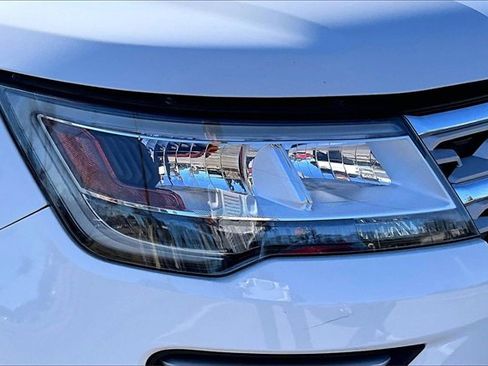 Used 2019 Ford Explorer XLT image 32