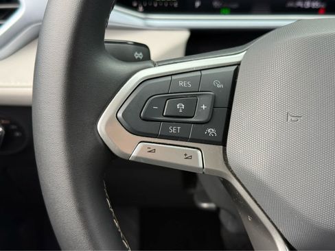Used 2025 Volkswagen Taos SE FWD image 28
