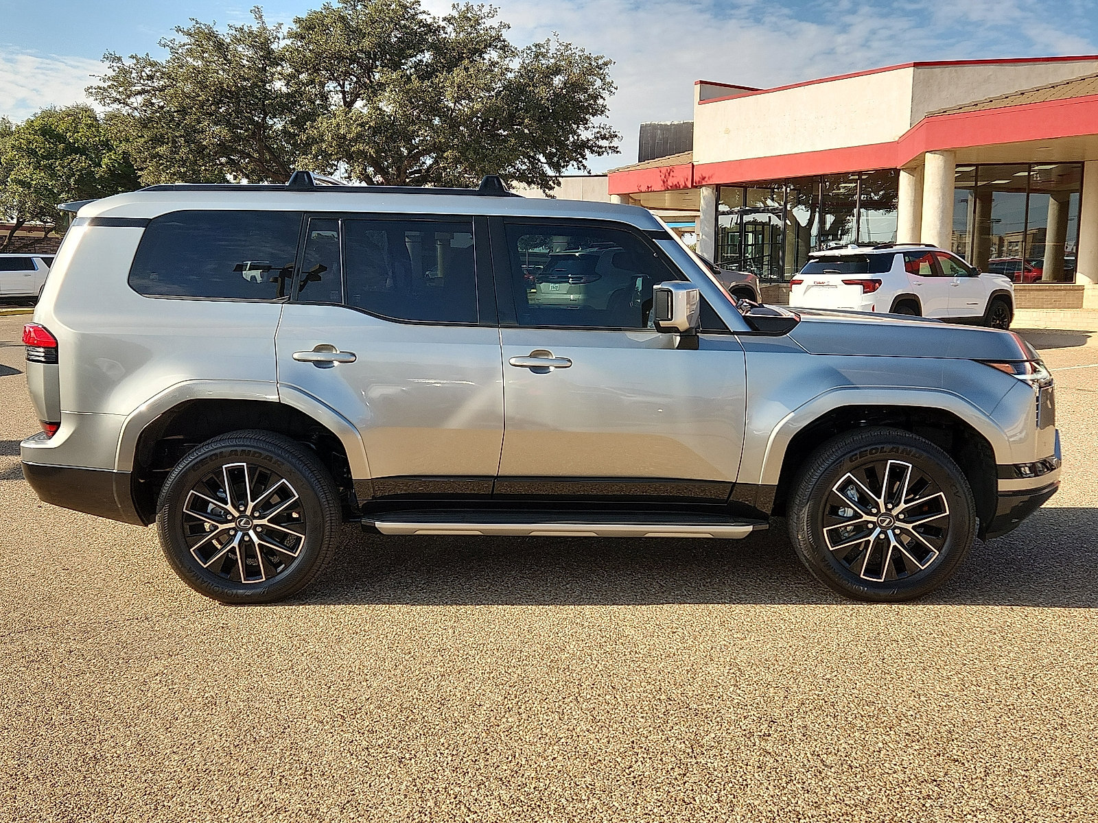 Used 2025 Lexus GX 550 w/ Accessory Package (2T) AWD/4WD image 5