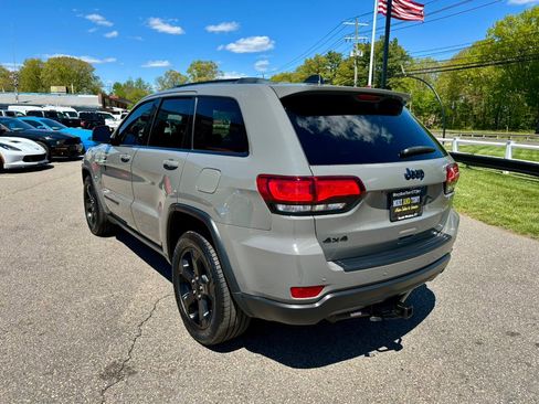 Used 2019 Jeep Grand Cherokee Laredo AWD/4WD image 8