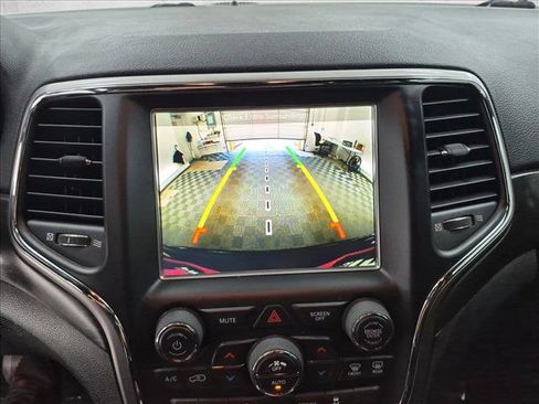 Used 2018 Jeep Grand Cherokee Altitude AWD/4WD image 14