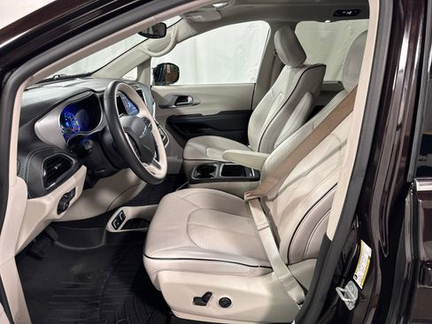 Used 2018 Chrysler Pacifica Limited w/ Advanced Safetytec Group FWD image 3