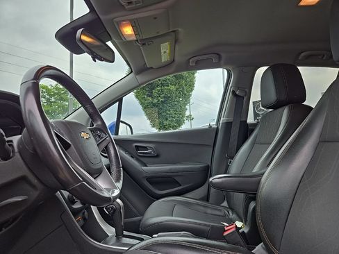 Used 2017 Chevrolet Trax LT w/ LT Convenience Package AWD/4WD image 29