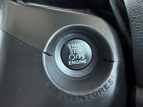 Used 2019 Jeep Renegade Latitude FWD image 21