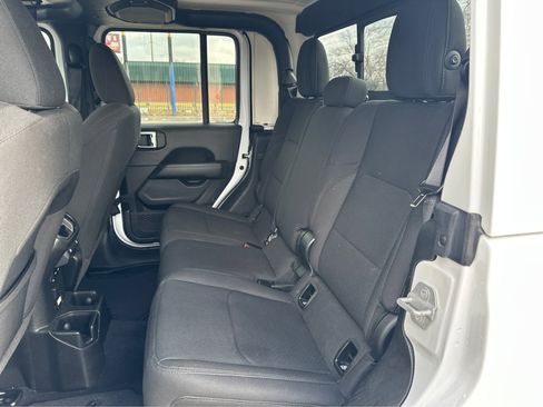 Used 2023 Jeep Gladiator Overland image 11