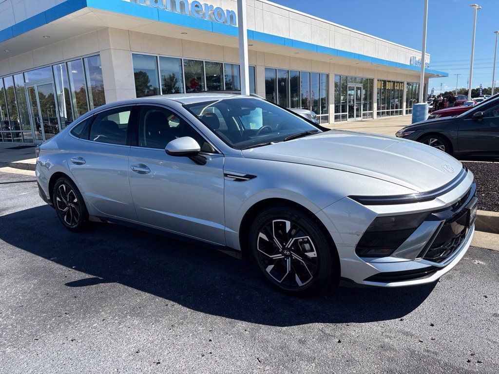Used 2025 Hyundai Sonata SEL FWD image 2