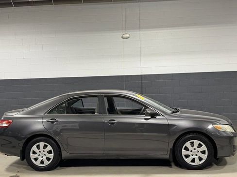 Used 2010 Toyota Camry LE FWD image 3