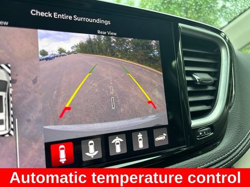 Used 2023 Chrysler Pacifica Limited AWD/4WD image 16
