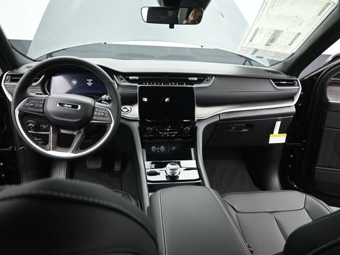 New 2025 Jeep Grand Cherokee L Limited image 24