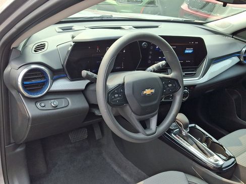 Used 2025 Chevrolet Trax LT FWD image 25