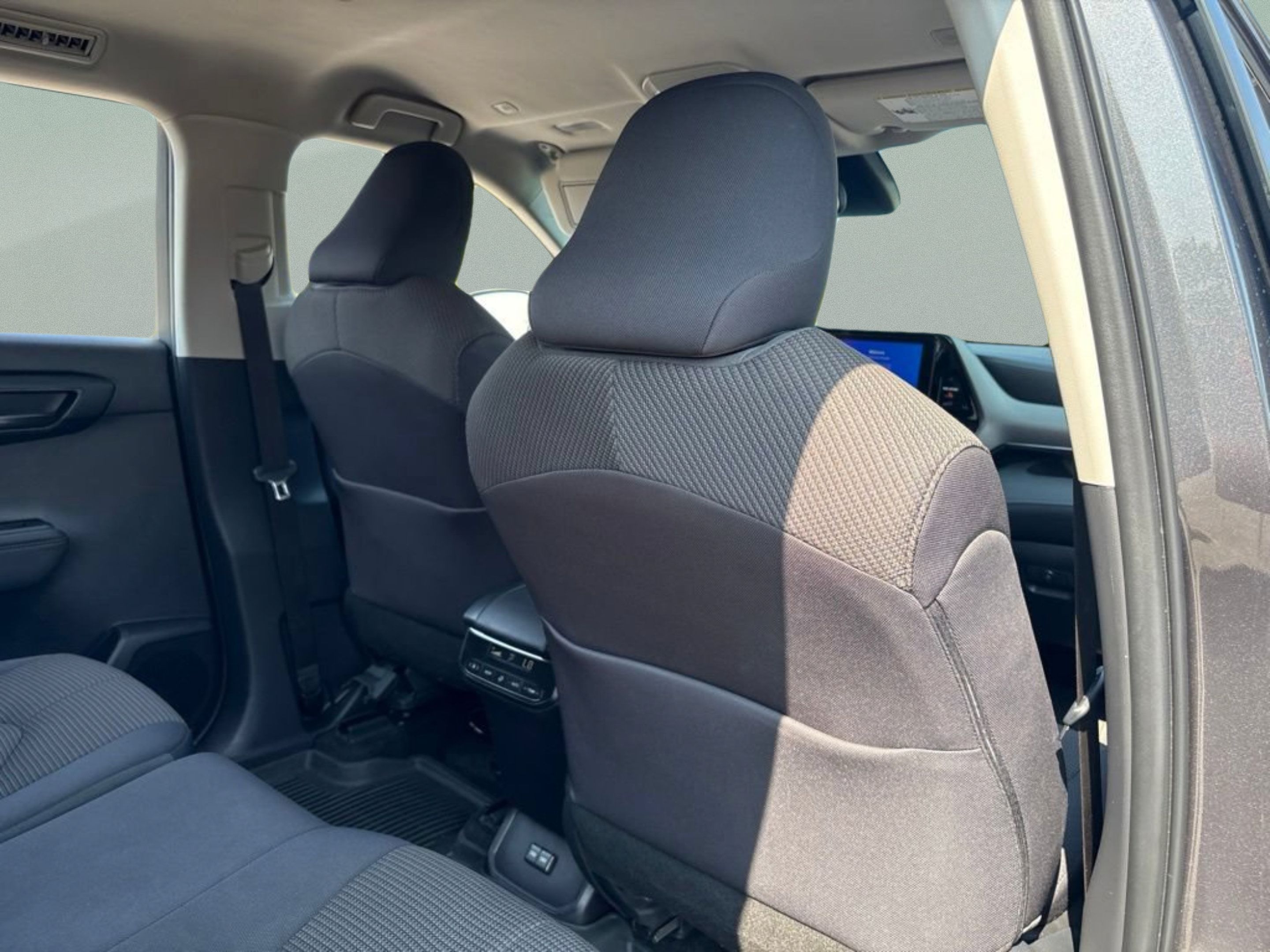 Used 2025 Toyota Highlander LE FWD image 17