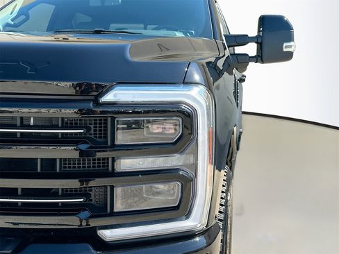 Used 2025 Ford F250 Platinum w/ FX4 Off-Road Package image 7