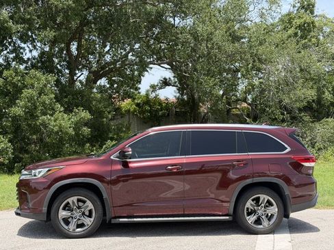 Used 2019 Toyota Highlander Limited Platinum FWD image 2