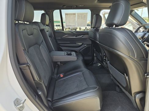 Used 2025 Jeep Grand Cherokee Altitude AWD/4WD image 14
