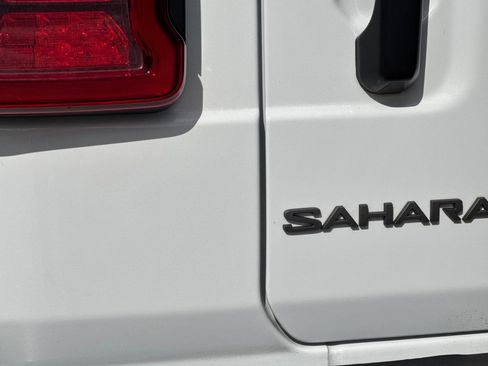 Used 2025 Jeep Wrangler Sahara image 28