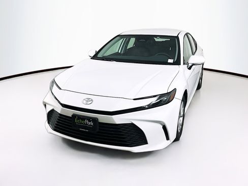 Used 2025 Toyota Camry LE image 3